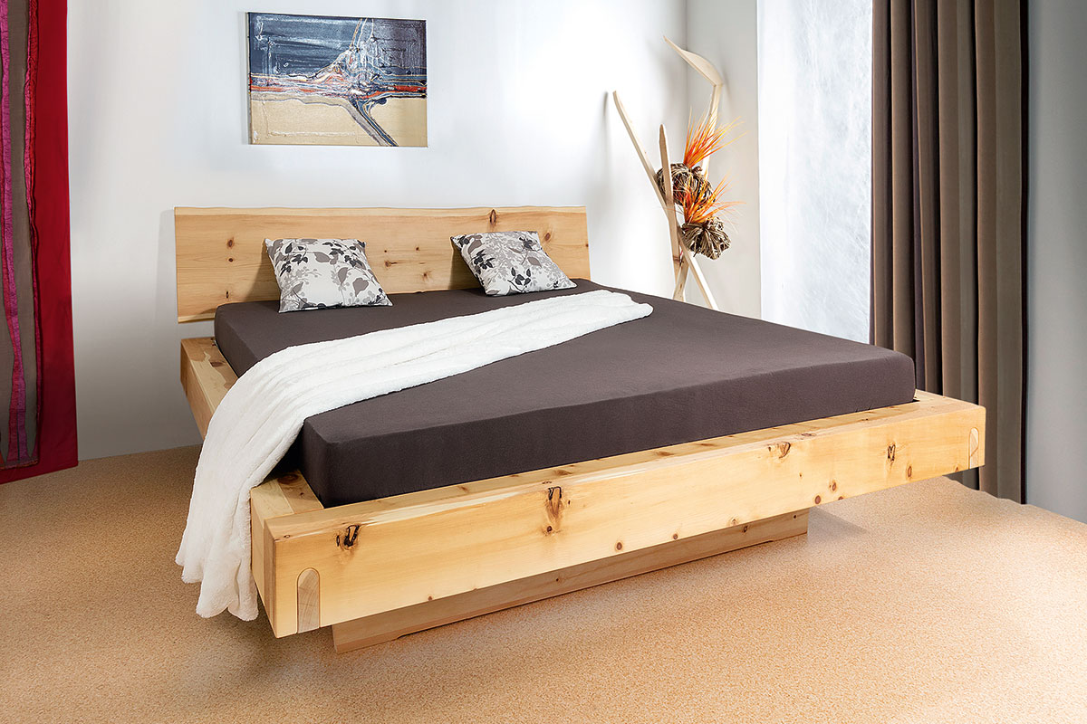 Das Balkenbett Triest in aus Zirbenholz besticht durch wunderbare Optik. Balkenbett Monte